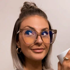 BECKY IV - VINTAGE CRYSTAL + BLUE LIGHT TECHNOLOGY GLASSES -Glasses Sales Store 1080 Lifestyle POW V10 BECKYIV BLUELIGHT 39827af3 1d44 47f5 be96 87084c52a3de