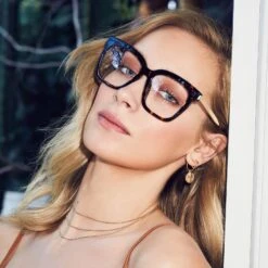 BELLA - TORTOISE + CLEAR GLASSES 11 BELLA - TORTOISE + CLEAR GLASSES -Glasses Sales Store BELLA ambertortoise lifestylePDP2 b6b2bc70 31c0 4f44 b880 313a4281d4a6