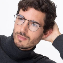 JAMES - ROSE GOLD + BLUE LIGHT TECHNOLOGY CLEAR GLASSES -Glasses Sales Store JAMES black lifestylePDP1 a2b07f6f 6cd6 4082 a7bd 89dcec0a788b