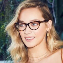 MARLEY - AMBER TORTOISE + BLUE LIGHT TECHNOLOGY CLEAR GLASSES -Glasses Sales Store MARLEY ambertortoise lifestylePDP1